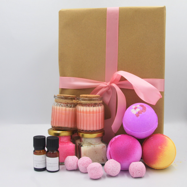 We’ve created our sweetest selection yet with this gift set of sweet and fruity fragrances. Bring pink into your life with this luxurious gift set. Including a trio of pink and fruity scents, and Two Soy Rose Candles for an amazing aromatic atmosphere.