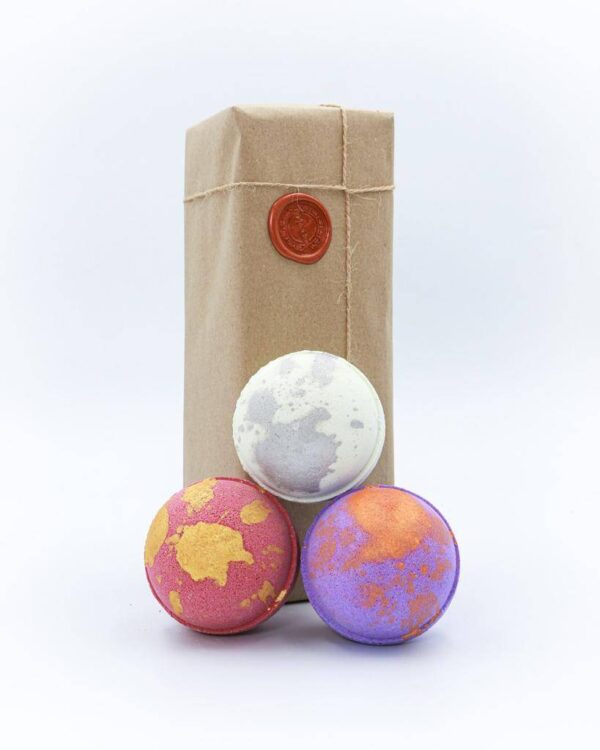 Fancy a celebration? Why not chose our Strawberry Champagne, Passionfruit Martini and Gin & Tonic Bath Bomb set.