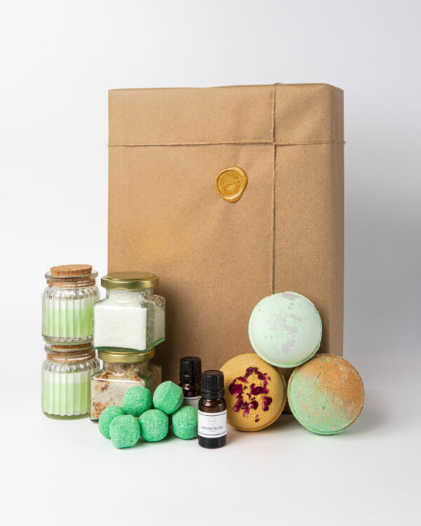 Including a set of cucumber candles for a lovely ambience to any bath. As well as aromatic bath salts such as coconut and almond as well as Sicilian lemon, the perfect way to ease those tense muscles from the working week. Including a trio of bath bombs with various scents for those fantastic fruity fragrances.