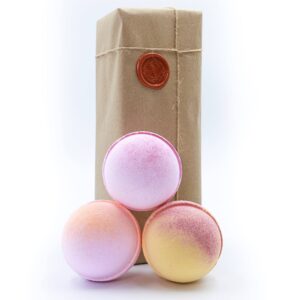 Who doesn't love a bit of pink? Our Pink Grapefruit, Pink Sugar and Pink Lemonade bath bomb set. Including the perfect combination of scents for you.