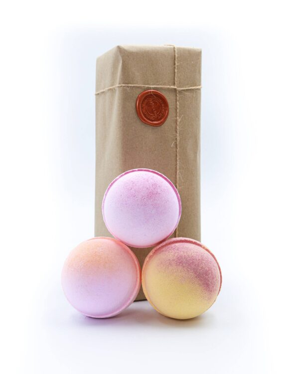 Who doesn't love a bit of pink? Our Pink Grapefruit, Pink Sugar and Pink Lemonade bath bomb set. Including the perfect combination of scents for you.