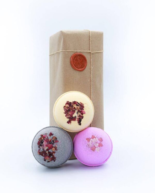 The Sweet Rose, Blissful Berry & Secret Potion Bath Bomb Gift Set allows a variety of scents and experiences of many colours and special surprises