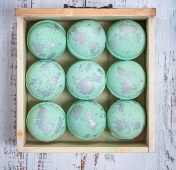 More of a gin person? Our Gin & Tonic Bath Bomb is perfect for you, with that distinct smell that satisfies all the senses. With that stunning green and silver sparkle combo, perfect for any celebration big or small. Leave your skin feeling silky smooth.