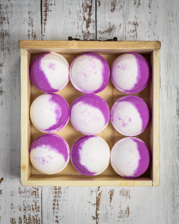 Looking for the perfect sweet scent of your dreams, look no further than our Marshmallow Bath Bomb. A gorgeous subtle pink colour to your bath as well as a delectable and attractive scent for those in love with sweet delicious smells.