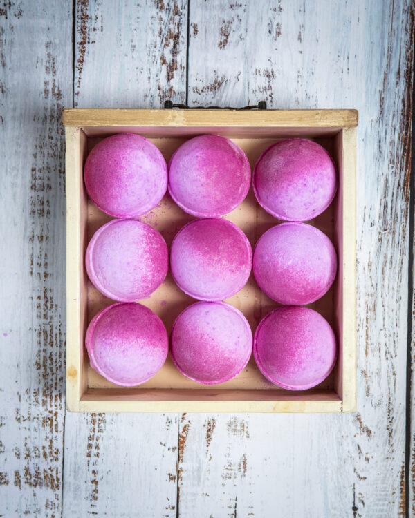eeling something a bit pinker, why not use the Pink Sugar Bath Bomb. With Gorgeous pink sparkles and a sweet sugary smell for an amazing pamper session in the bath. The ultimate candy lover's dream, almost smells good enough to eat, though please don’t eat them.