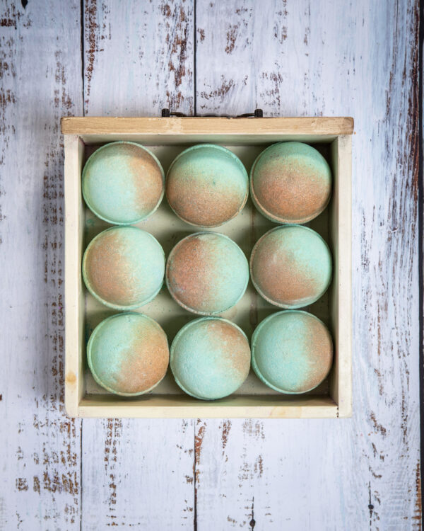 Lime Mango is the perfect fruity & citrus scent for those who love a sweet but fragrant scent to fill the bathroom. Adding gorgeous colours to your bath, it is the perfect bath bomb for an evening of relaxation.